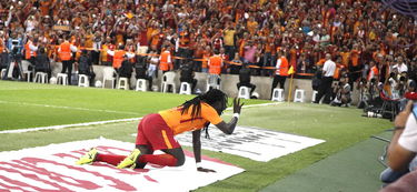 FB体育官方-“世界顶尖泳者齐聚新加坡,2025游泳锦标赛备受瞩目”