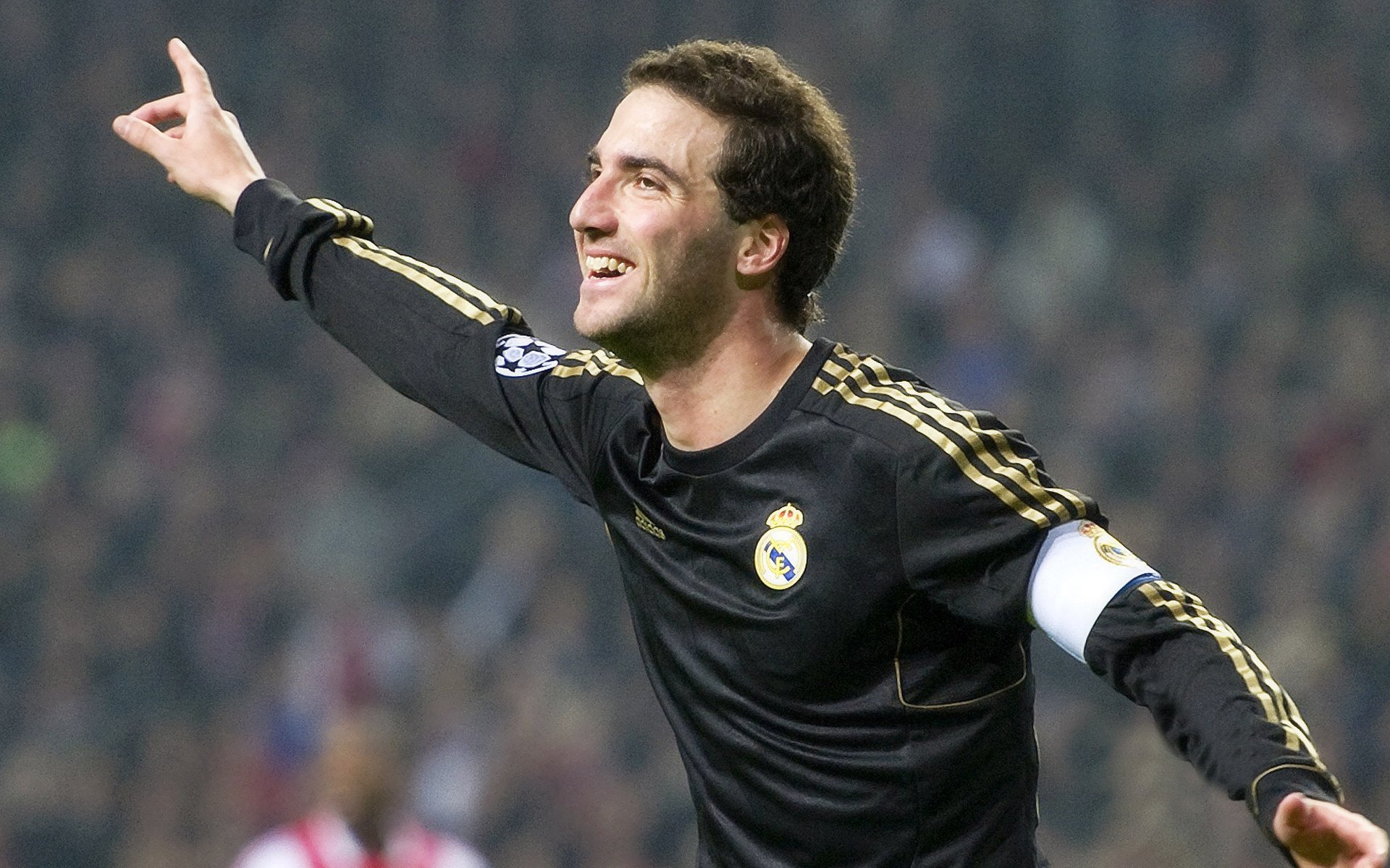 FBSports官方网站-意甲赛季精彩片段频繁出现，明星球员表现出色，意甲全场